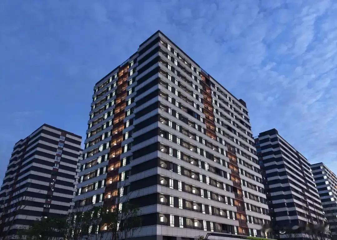哇塞，湖南大学新校区亮灯啦！
亮灯后的新校区，就像一颗新星在城市里闪耀。夜晚漫步