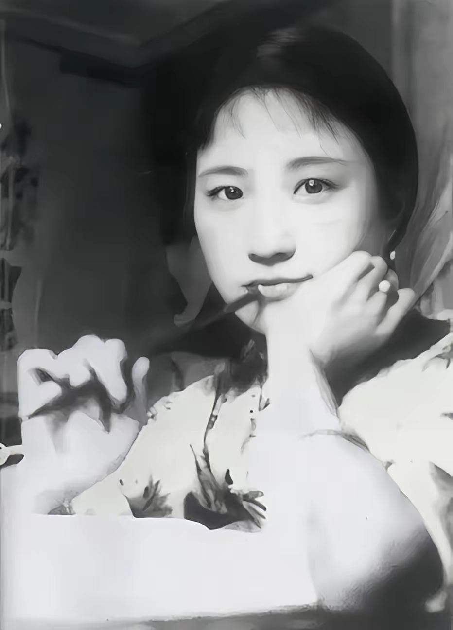1956年，53岁的陆小曼穷困潦倒。曾经，她是社交场上的名媛，与徐志摩的爱情故事