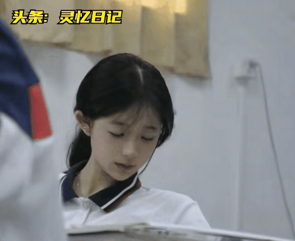 清纯的学生妹学习真刻苦，谁家的女人如此懂事，好羡慕。