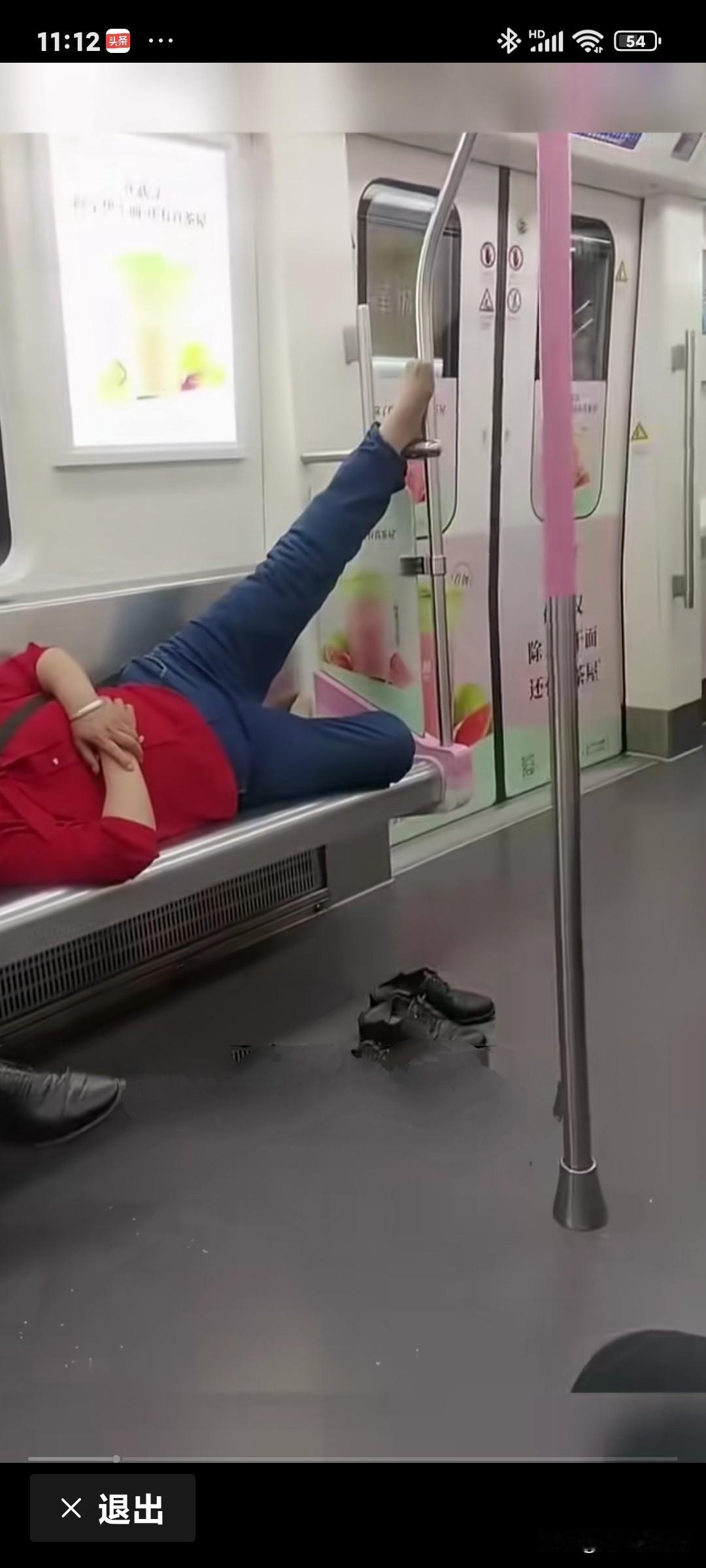 这是你家的吗？
这位女士在地铁车厢的公共座椅上的奇葩举动，完全不顾公共秩序和他人