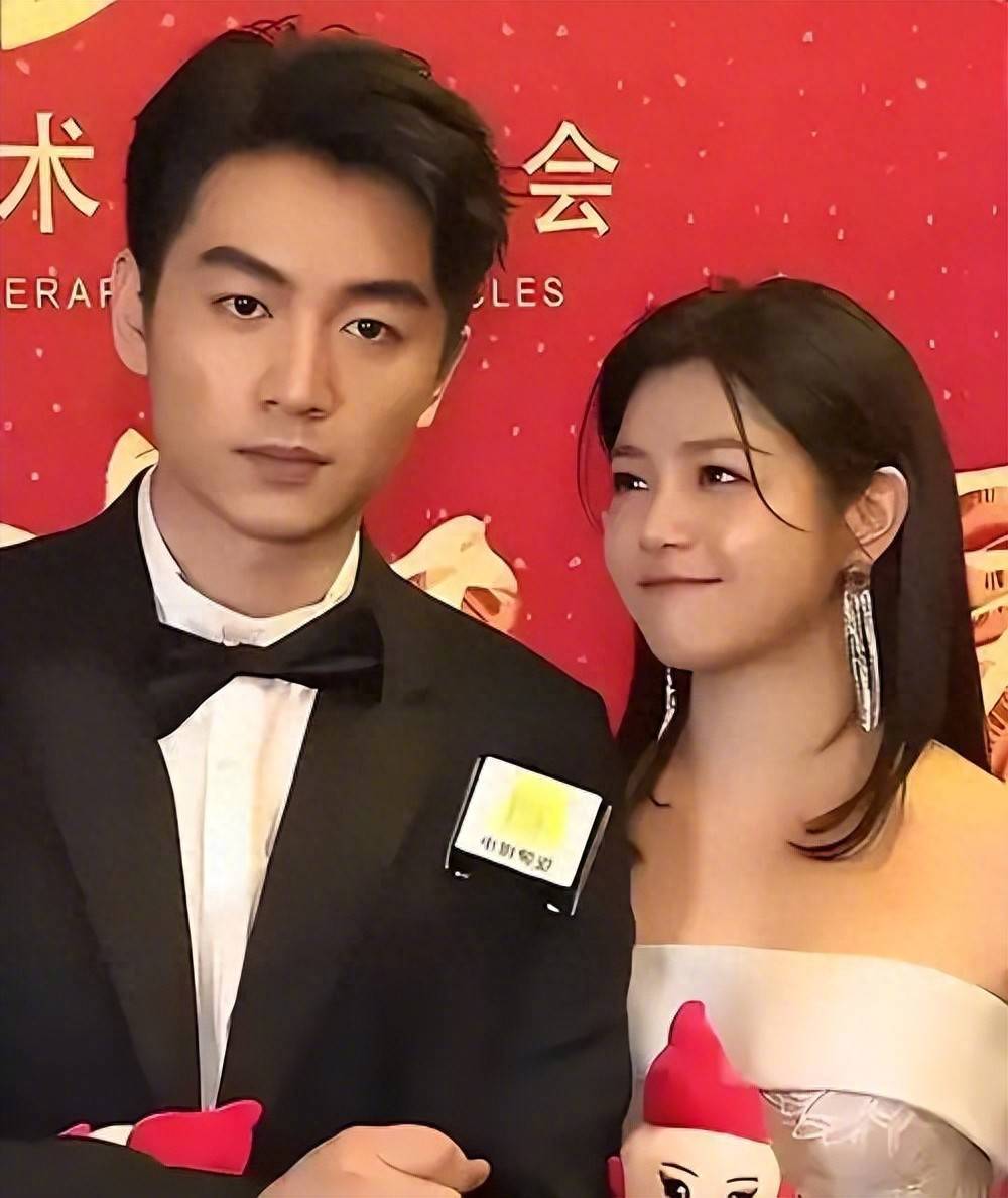 陈晓曾被曝离婚接受净身出户难怪陈晓有一段时间眼睛里没有光了，陈妍希眼睛里没有星星
