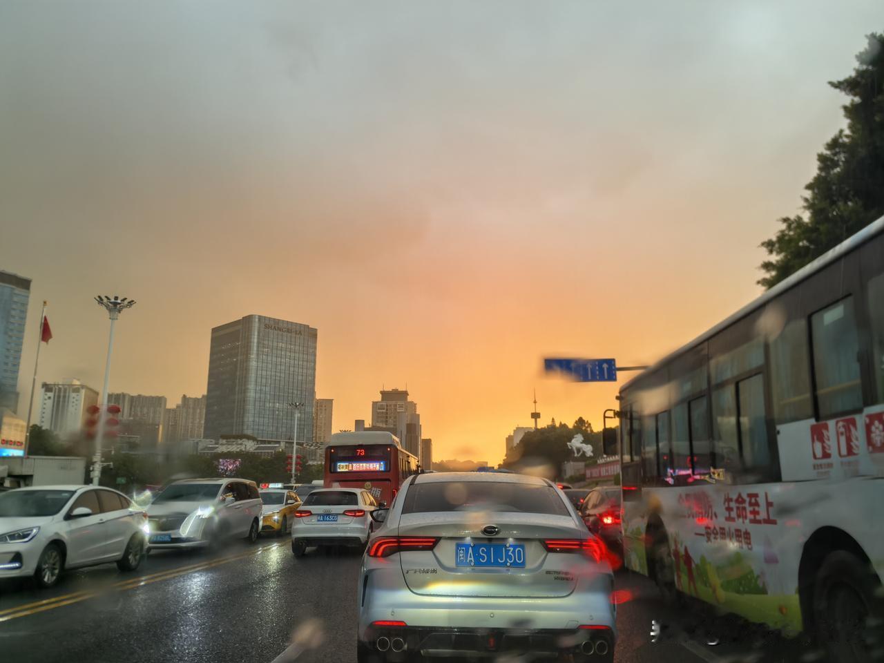 傍晚下班时分，一场急雨匆匆而至，给正在归途中的人们造成了极大影响。骑电动车的人，