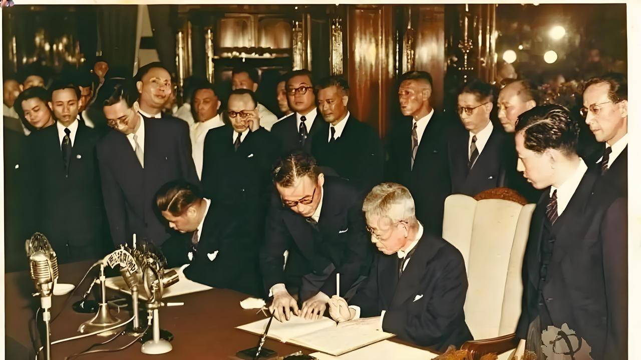 这是1952年4月28日《中日和约》签署现场的照片。室内环境庄重，叶公超与河田烈