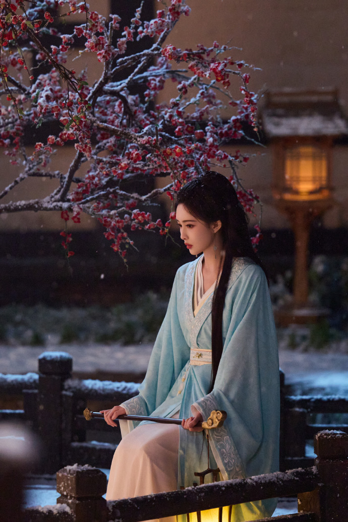 1、孟子义《百花杀》热度还行，平台内部是满意的，她片酬其实还挺高的，好在听话也好