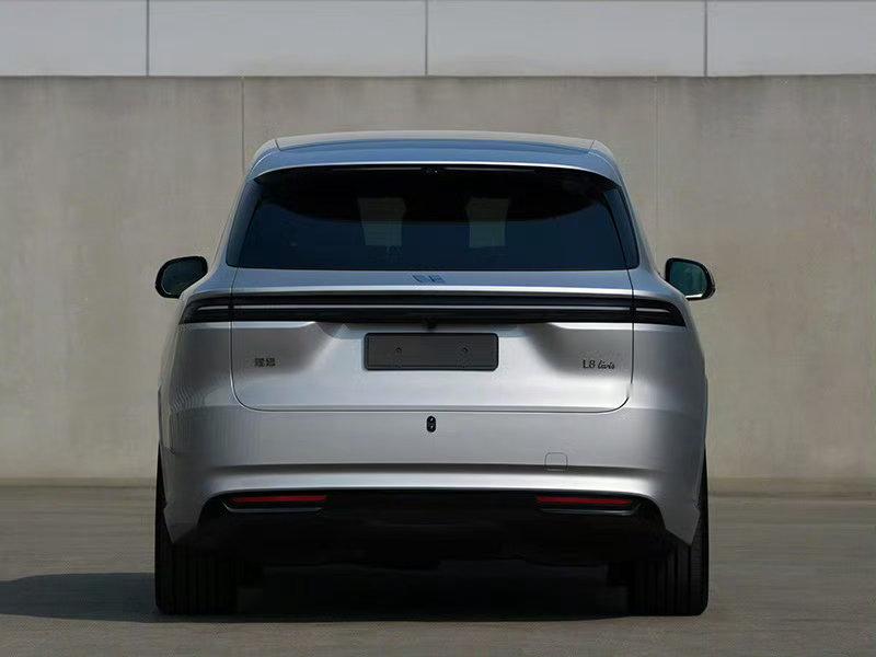理想L8 livis来了！外观小改，是那种你不知道改了哪里但车明显显得更敦实、高