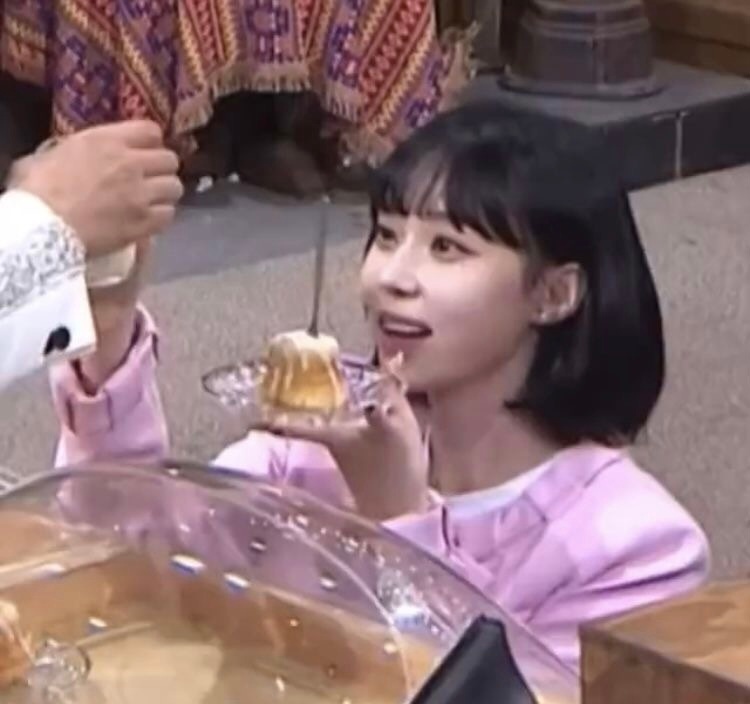 看到了一位对食物眼里放光的小女孩 