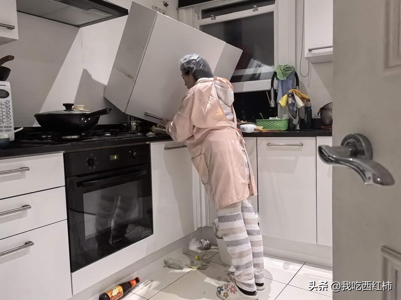 橱柜砸下来这种事也能遇上，差点归西
一点点🤏防备都没有，突然就这么砸下来
肩膀