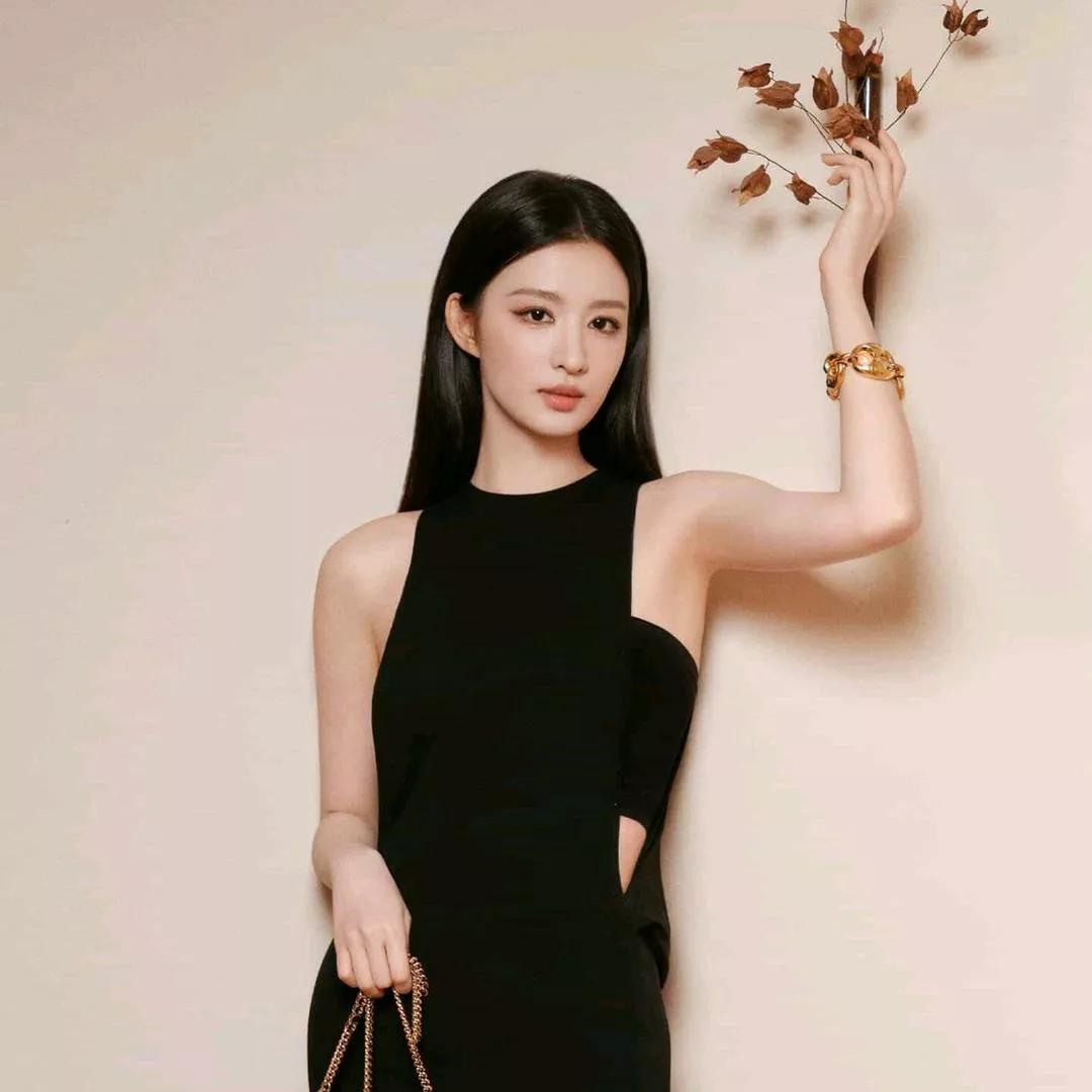 优雅黑裙，金饰点缀，自然清新。气质吊带黑裙 贵气黑裙女神 气质黑高级裙子 时尚黑