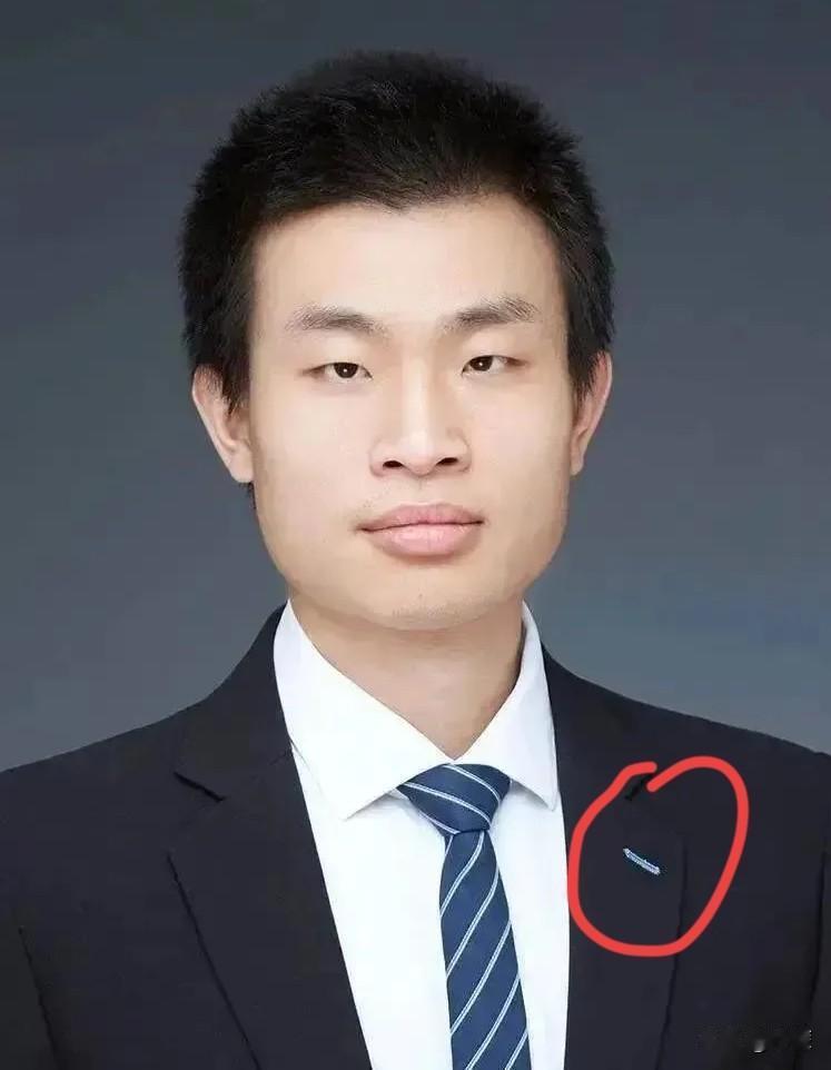 34岁的北大数学天才韦东奕，
近期迎来个人社交账号开通一周年的特殊节点。

20