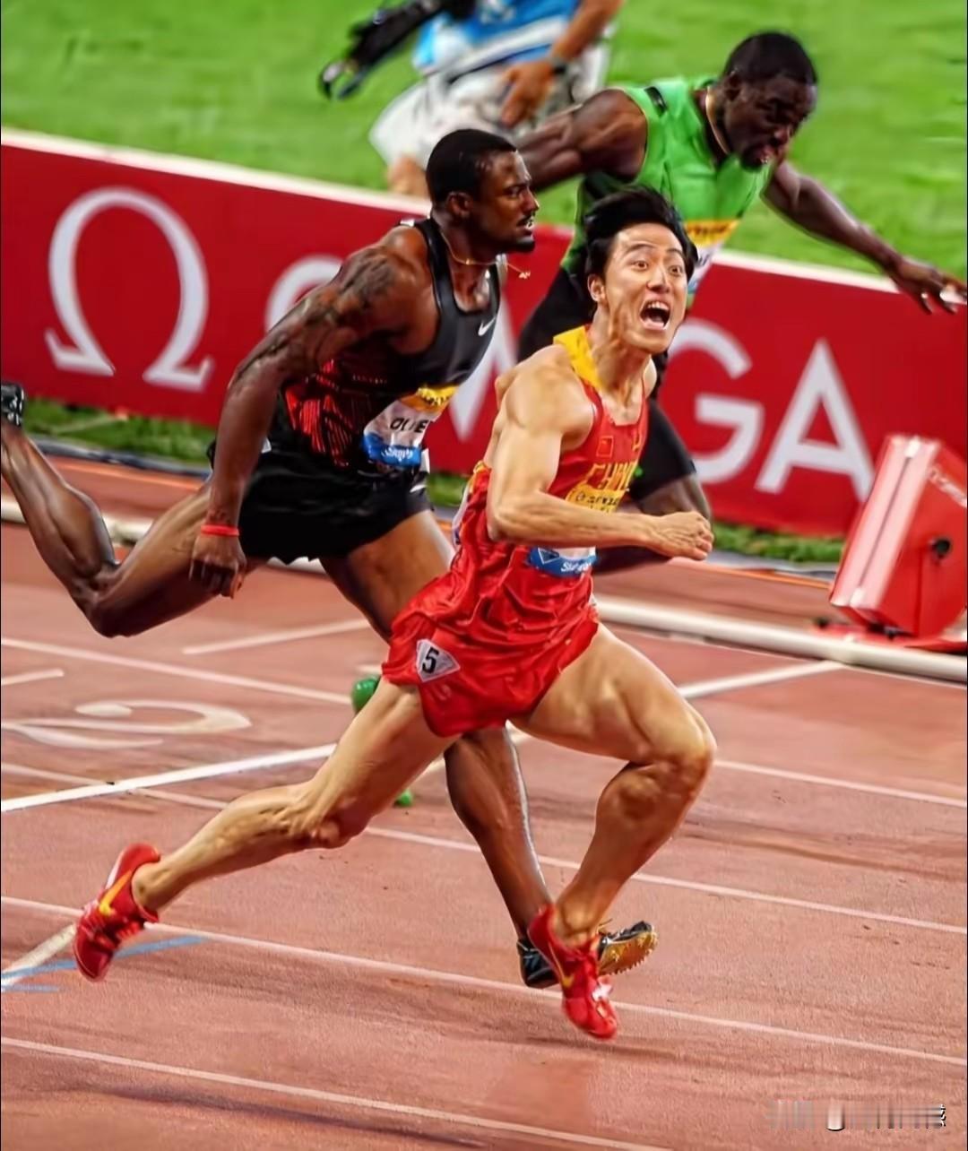 刘翔当年在赛场上，周围几乎全是黑人选手，黄皮肤的他，一骑绝尘，率先冲刺撞线，这些