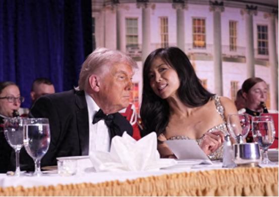 白宫晚宴突发枪击，特朗普紧急撤离，现任白宫记者协会主席的女记者匍匐爬行也太狼狈了