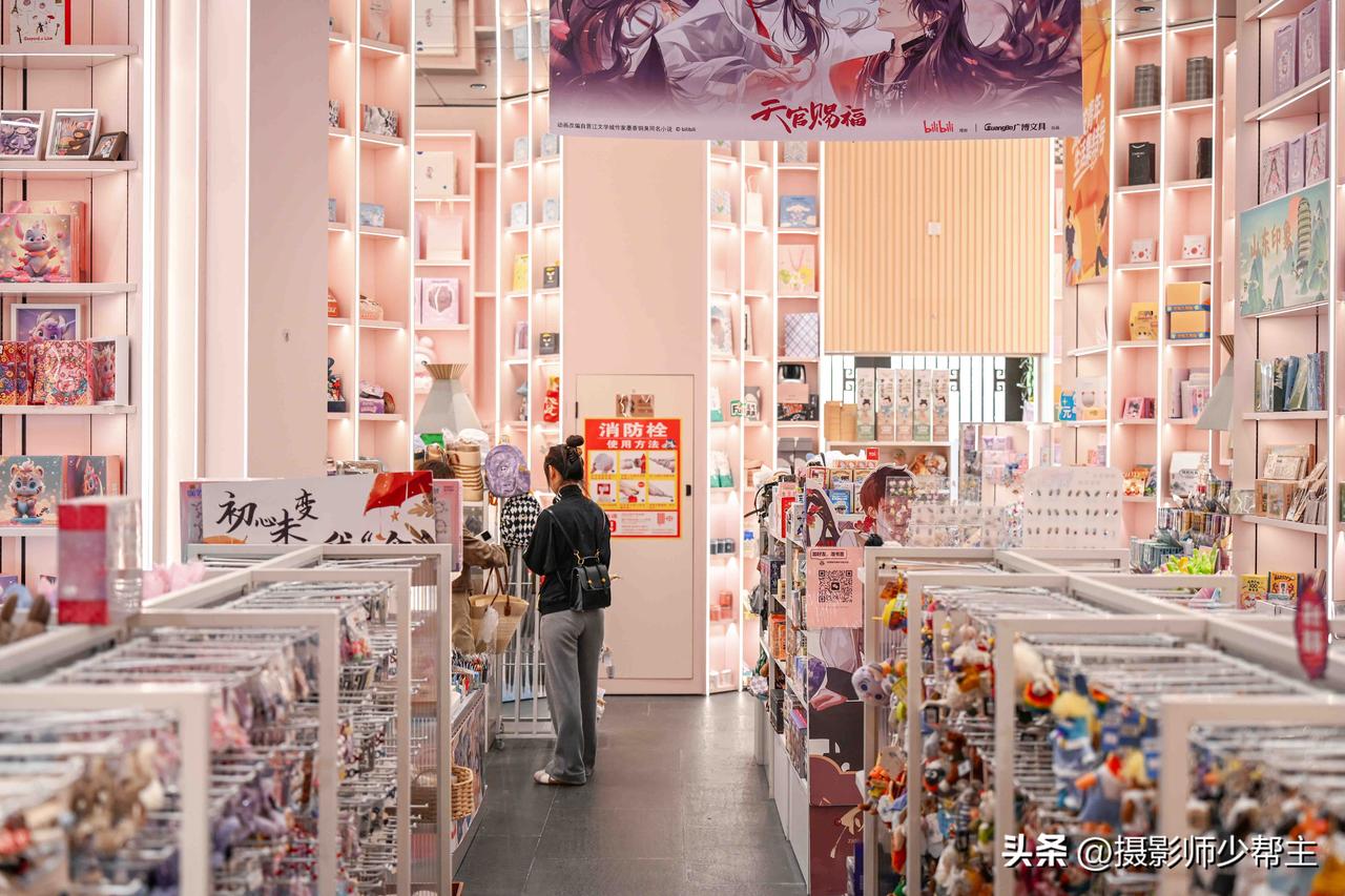 坐落于齐盛湖公园制高点，这座67米高的建筑，飞檐翘角、气势沉雄，远远望去就有一种