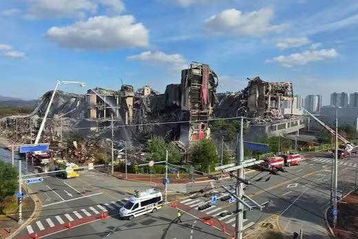 【韩国超大物流中心大火烧了60小时！超千万件衣鞋被毁，无人员伤亡】当地时间11月