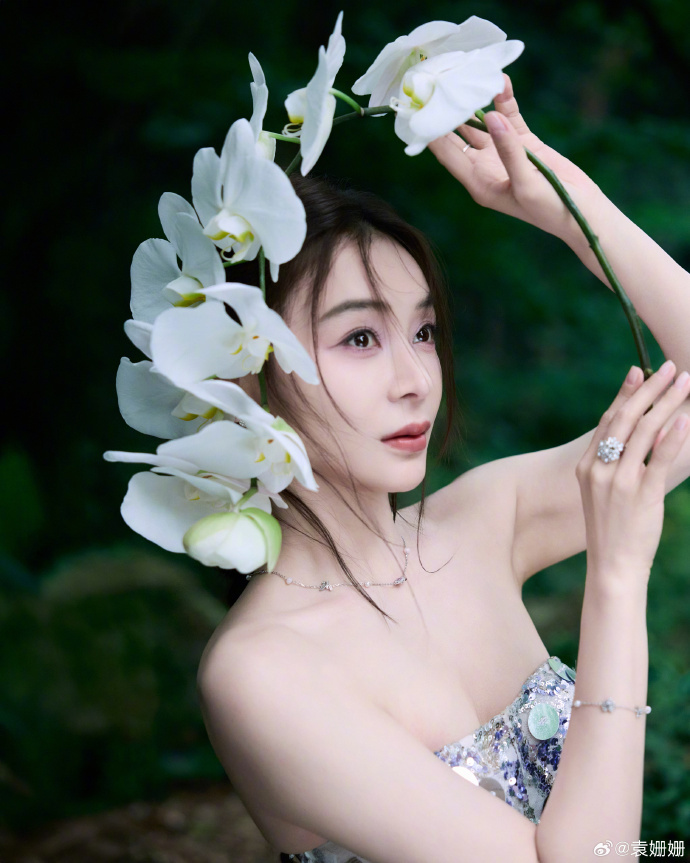 袁姗姗薄背袁姗姗薄薄一片袁姗姗这薄背，好明媚的江南美人啊啊...袁姗姗