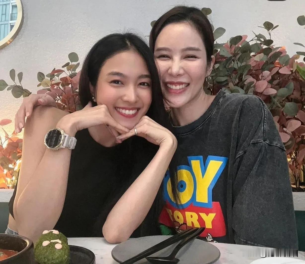 #泰国娱乐# 【“铁石心肠”姐妹同框】“铁石心肠”姐妹啊。。Ferny ins更