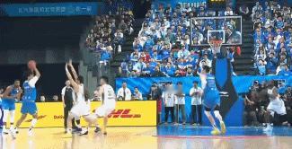 这这这！陈盈骏迎着防守，打进高难度后仰压哨跳投