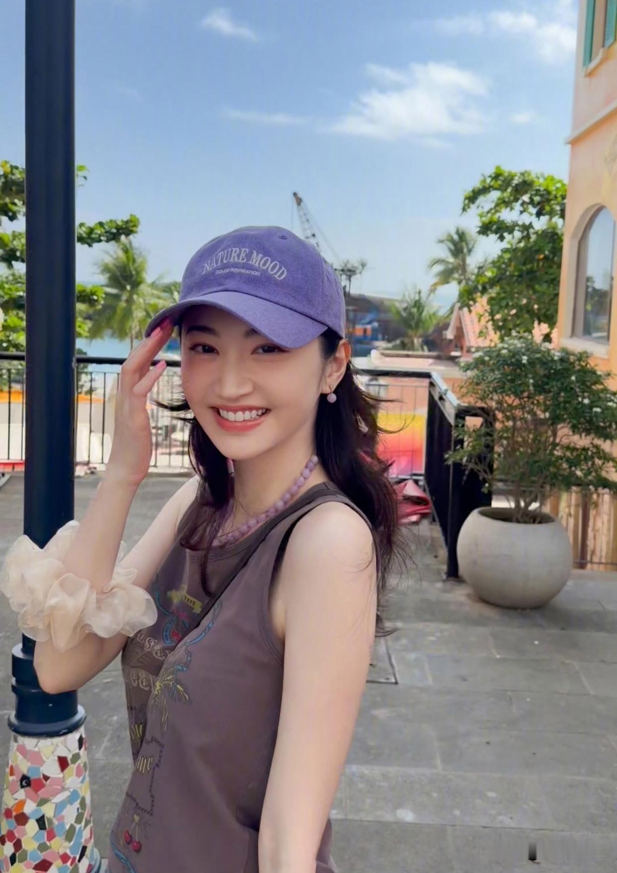 景甜这组度假街拍太有元气感！

一身浅紫色棒球帽搭配复古印花背心，清爽又随性，下