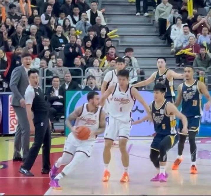 我觉得其实不用太纠结这个踩界的问题，包括前面陈家政的踩线问题，当值裁判如何吹罚，