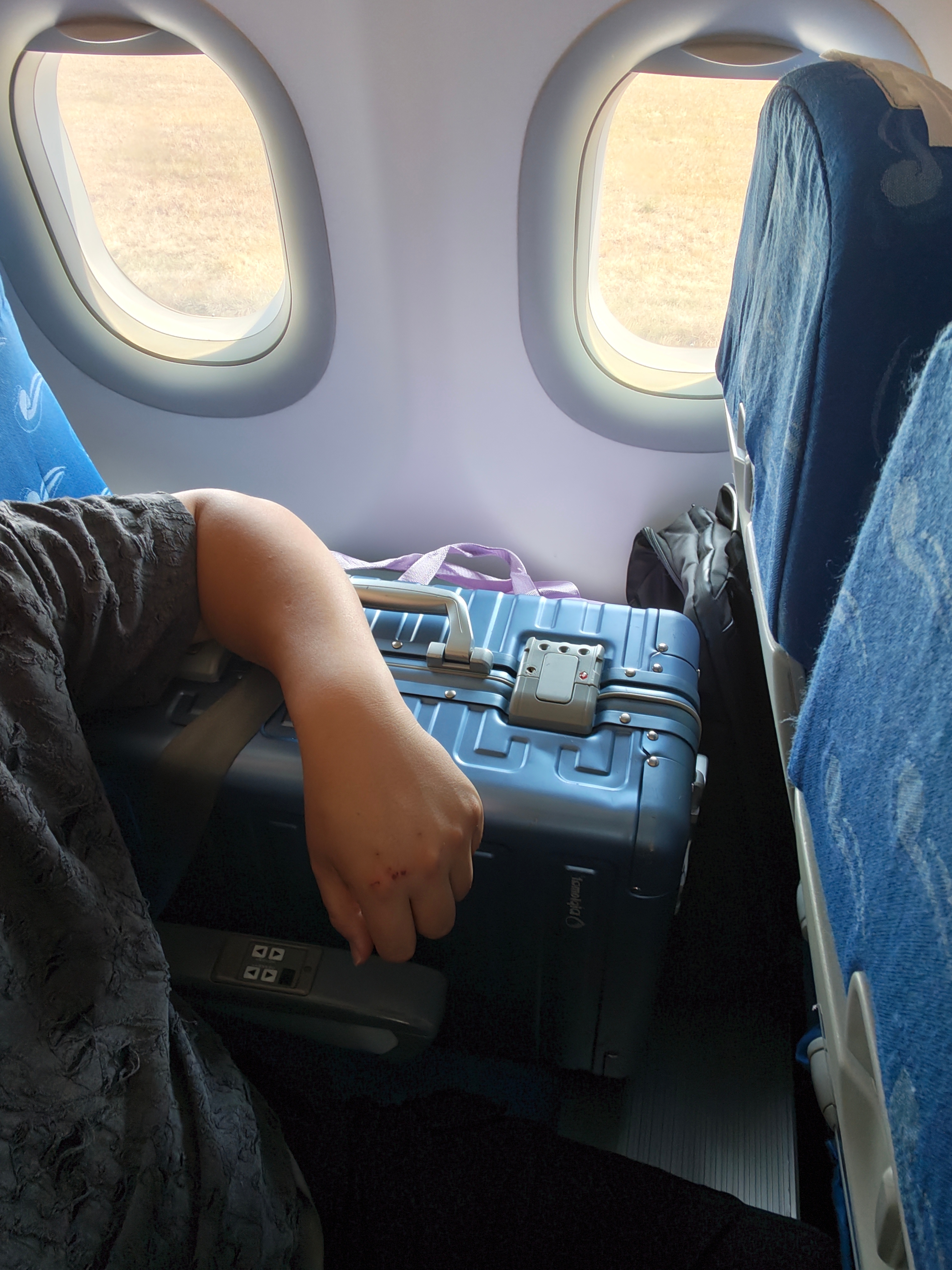 坐了三百次飞机，还是头一回遇到空座位都塞满了行李的航班，实在没地儿放了