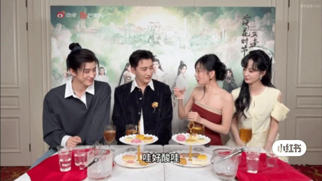 老刘今天穿得就像结婚似的，还带了胸花[偷笑][偷笑][偷笑]新郎新娘和伴郎伴娘[