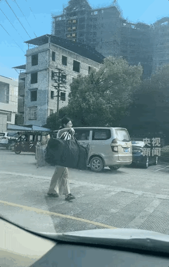 广西“扁担女孩”找到暑假工工作了，在县城一家小饭店打工，时薪为12元，老板还亲自