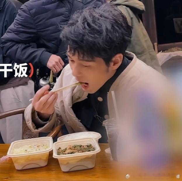 #白宇大馋小子##白宇大口吃饭# 白宇的吃相太迷人了！在《开推吧》中，他尽情享受