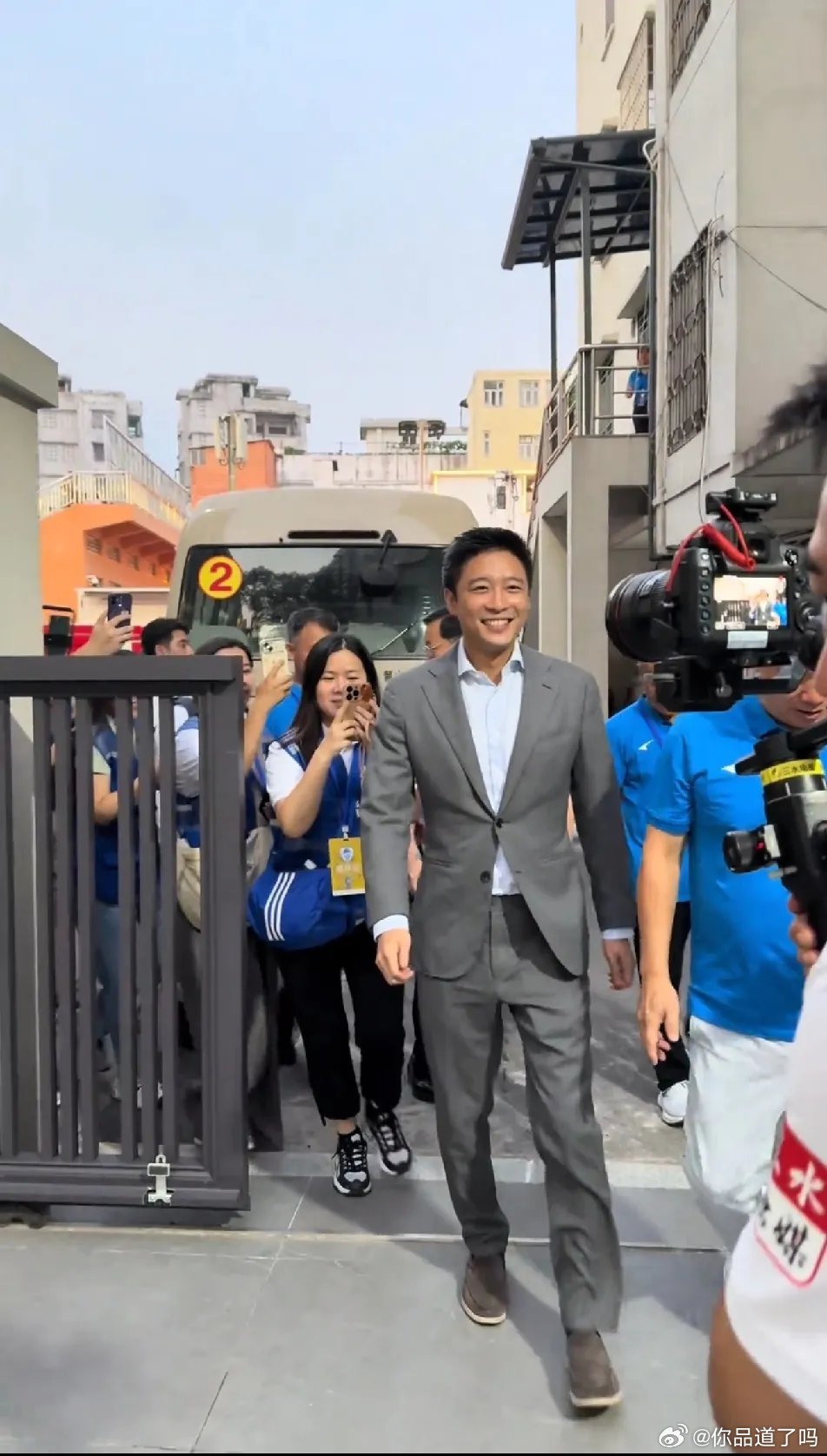 娜然是真的好命！霍家最帅的那位被她拿下了，就凭霍启山这颜值和气质，也知道娜然是真