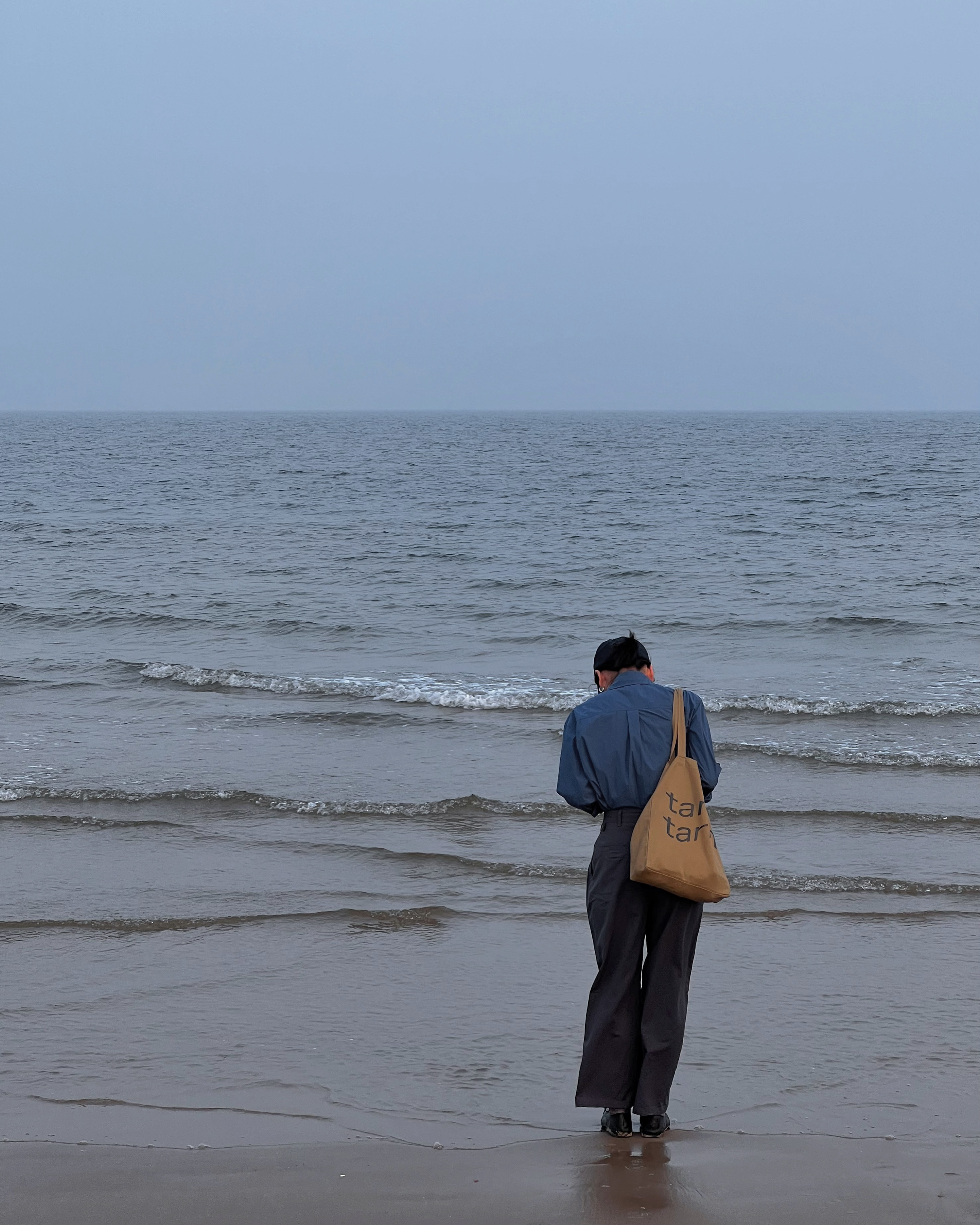 一个人简单就会显得年轻，一世故就会显老。｜周国平 ​​​