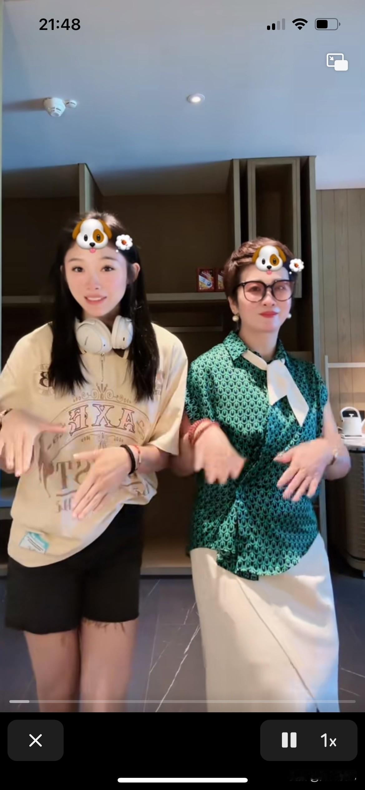 吴艳妮老师一看就是出生在很好的家庭，看看吴妈妈这身打扮就知道，也是很有教养的，不