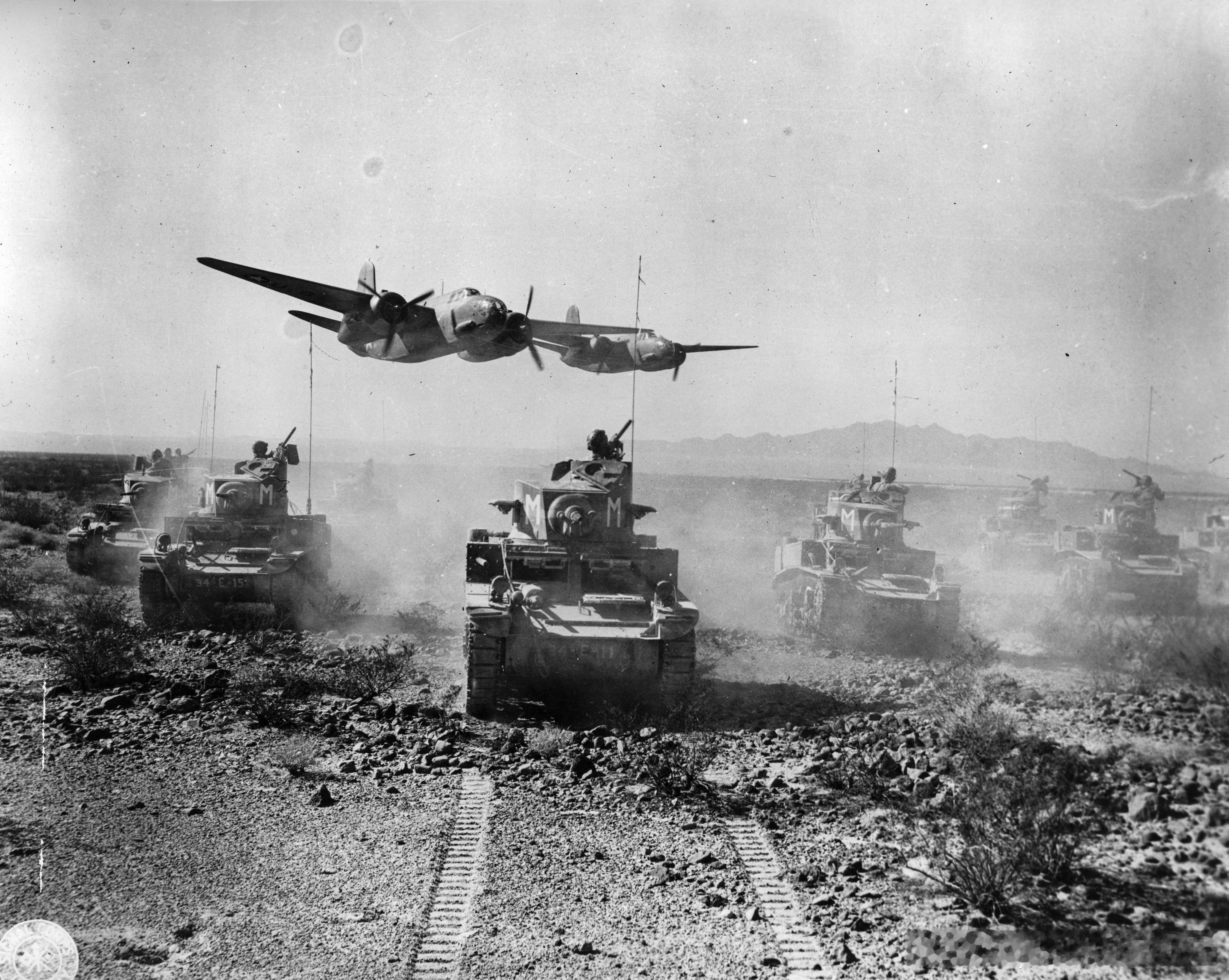 1942年10月美军第5装甲师M3坦克与A-20轰炸机在加利福尼亚Mojave莫