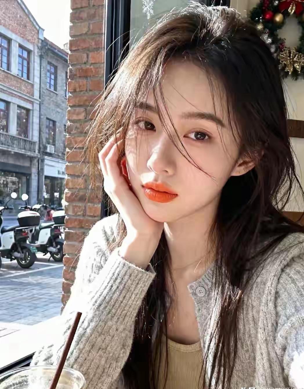 ″女性的性渴望，从来与年龄无关。"​这话敢说，却说到了根上。
​可现实里，谁敢承