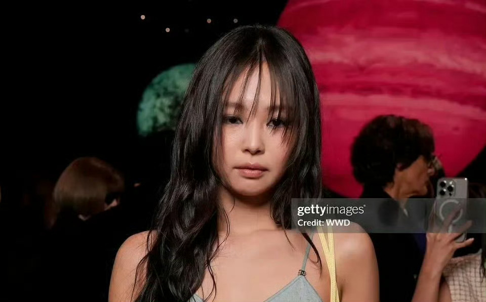 Jennie香奈儿大秀妆容Jennie巴黎时装周妆容烟熏妆 ​​​