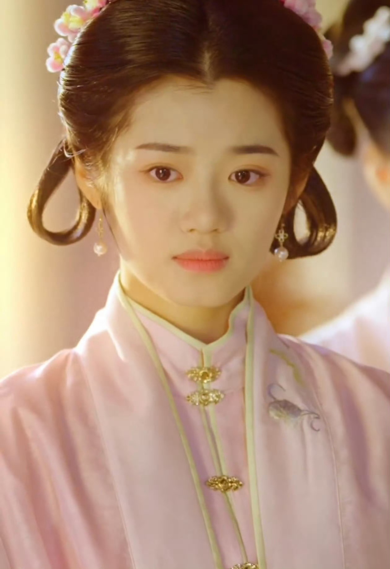 找了点路透和剧里截图挺像黄杨的 