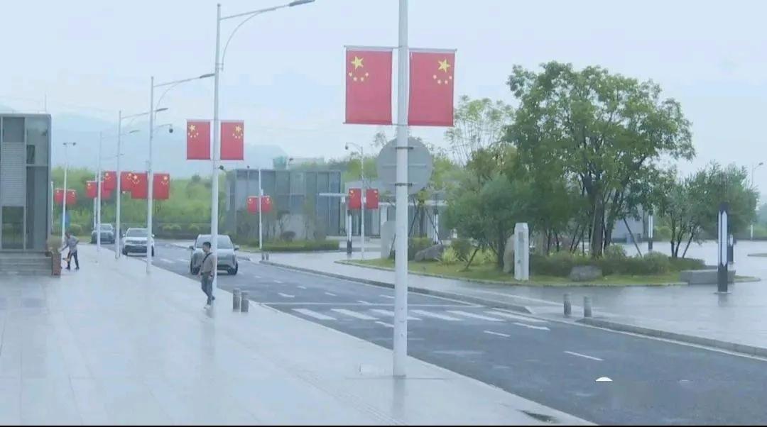 揭阳市区高铁《揭阳站》广场管理规定：
广场地面私人接送旅客车辆即停即走。
广场地