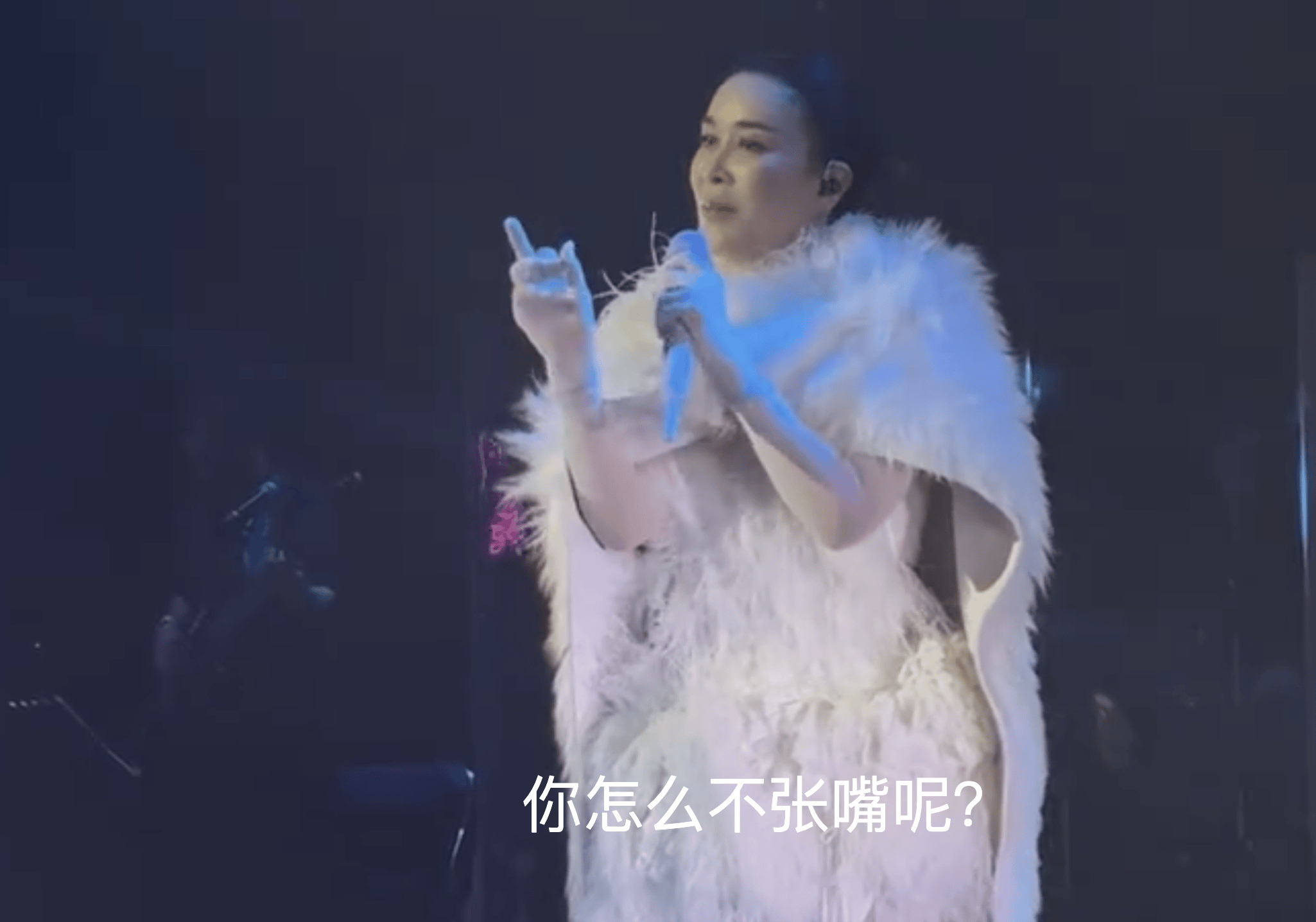 那英演唱会秒变“小品天后”！合唱时点名歌迷：你怎么不张嘴呢。近日，那英在澳门演唱