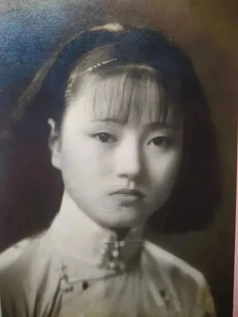 “婉卿，做人跟做绸缎一样，经纬要正，针脚要实，才经得住看、经得住用。”沈婉卿小的