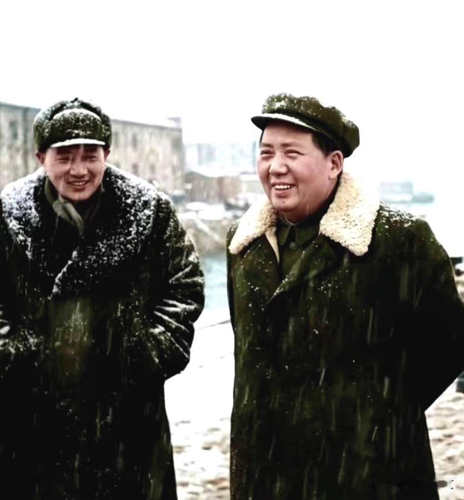 毛主席在视察途中的一张照片！刚好下起了鹅毛大雪，主席下火车和罗瑞卿一起走在站台上