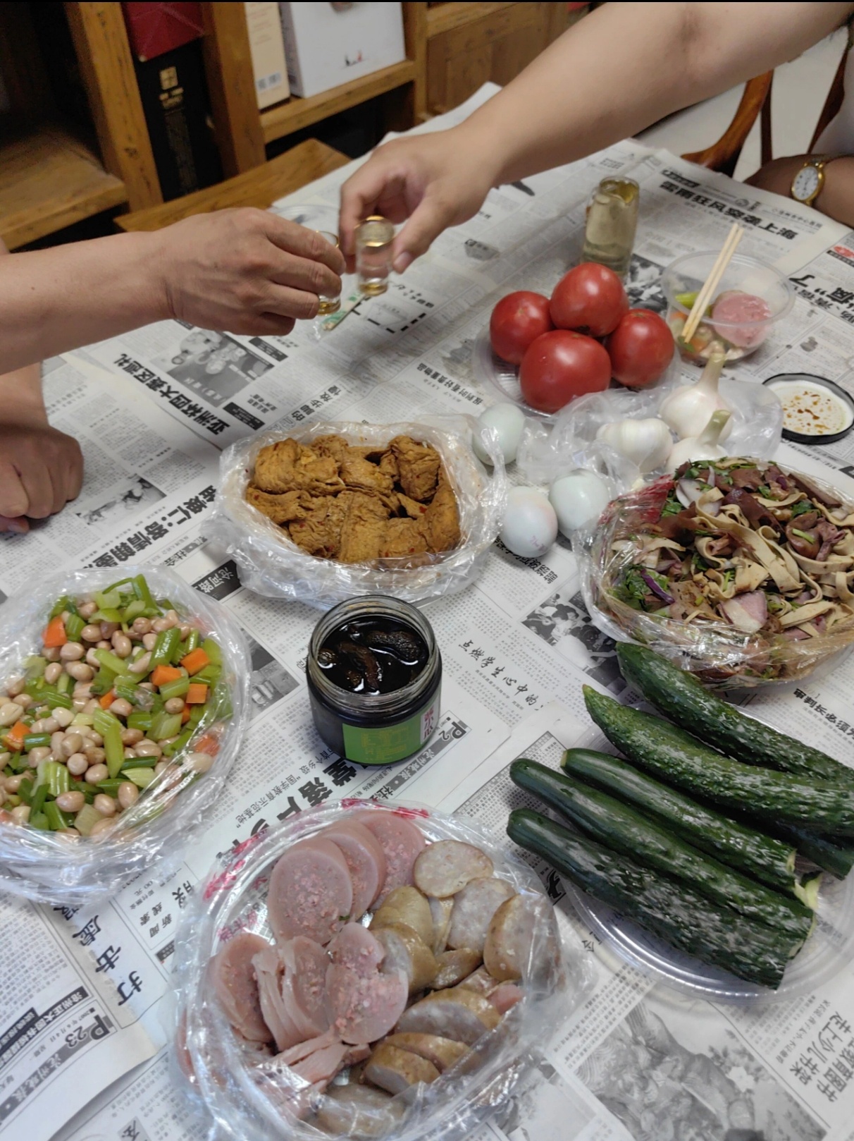 半书酒屋乐友聚，4人8菜多平稳，光说不喝！文友们来半书酒屋小聚，3人都捎了软硬不