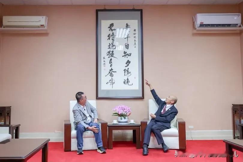 重磅挺队友！韩国瑜公开力挺李四川，一句“老牛奋蹄”点燃蓝营士气
 
韩国瑜近期在