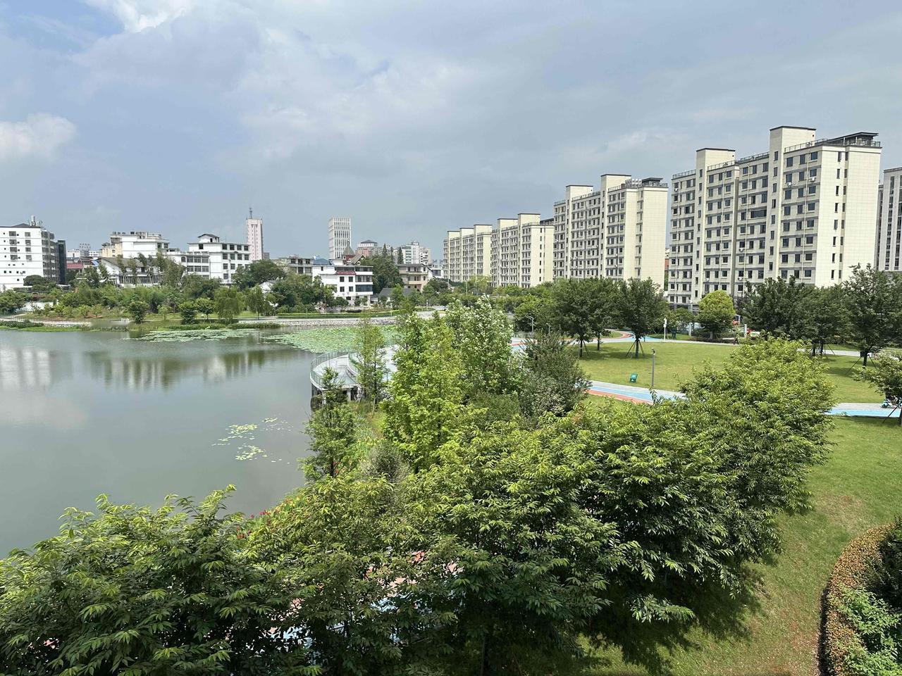 今天中午带着母亲来到医院透析室时，称重38.1千克，除去衣物1.5千克，减去母亲