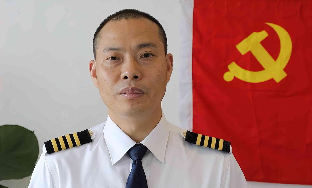 英雄机长刘传健被川航奖励500万人民币，谁知，他的妻子邹涵却没有任何高兴的表情，