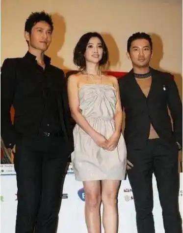 为什么内娱男星官方身高总卡在179？黄晓明和苏有朋百花奖同框给出了答案。差6厘米