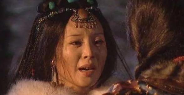 公元 1635 年，皇太极下令扒光亲姐姐莽古济的衣服，并且让刽子手处以凌迟极刑。