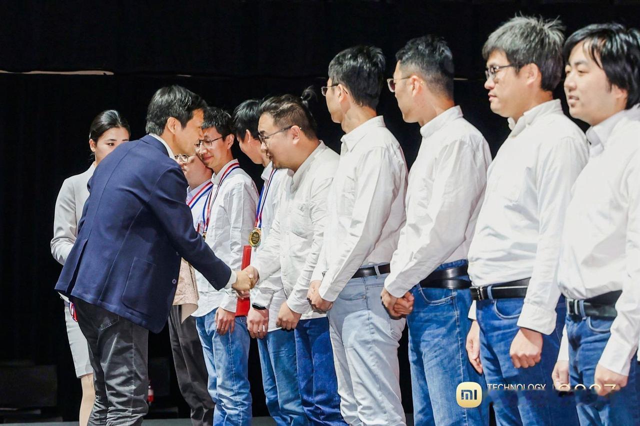 #雷军颁发百万美金大奖#
小米老传统，每年100万美金奖励。

今年不出意外的给