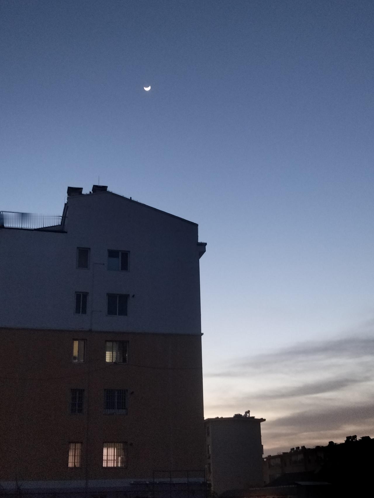 黎明“新蛾眉月”，农历三月初五。