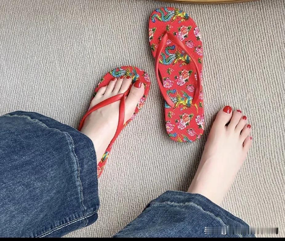 到底是鞋好看还是脚好看？本来不缺凉拖鞋的我，现在立马有了去买这种拖鞋的冲动，虽然