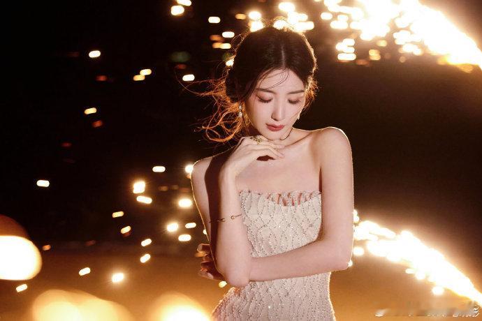 毛晓彤夜景烟花氛围大片毛晓彤预制出发图毛晓彤星光大赏没约到摄影师烟花下的氛围感直