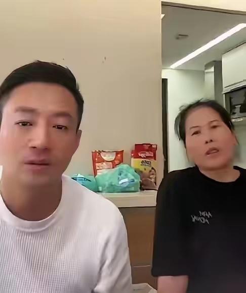 小杨阿姨，带孩子，小菲和兰姐都很放心。毕竟，都是认识很多人的人了，做事情靠谱，为