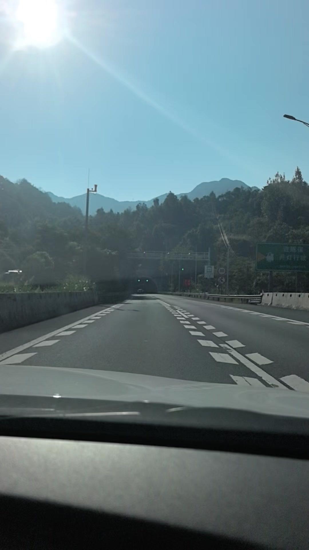 进大别山隧道有多震撼？🗿第一次进4.9公里隧道，在平原生活的我真被惊到了！隧道