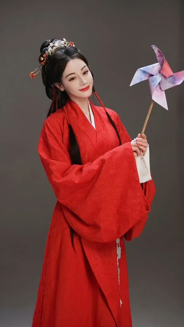 白日提灯这套红衣真的美！汉制就是会把美貌发挥到百分百啊 